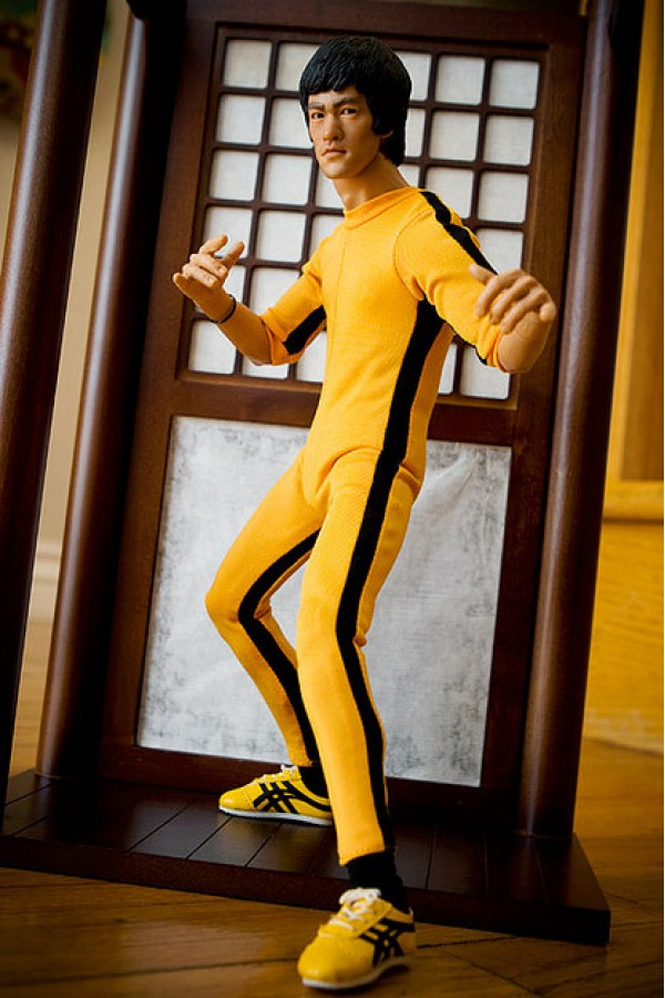 Костюм желтый персонаж. Bruce Lee в желтом костюме. Bruce Lee костюм. Желтый костюм Брюса ши. Комбинезон Bruce Lee.