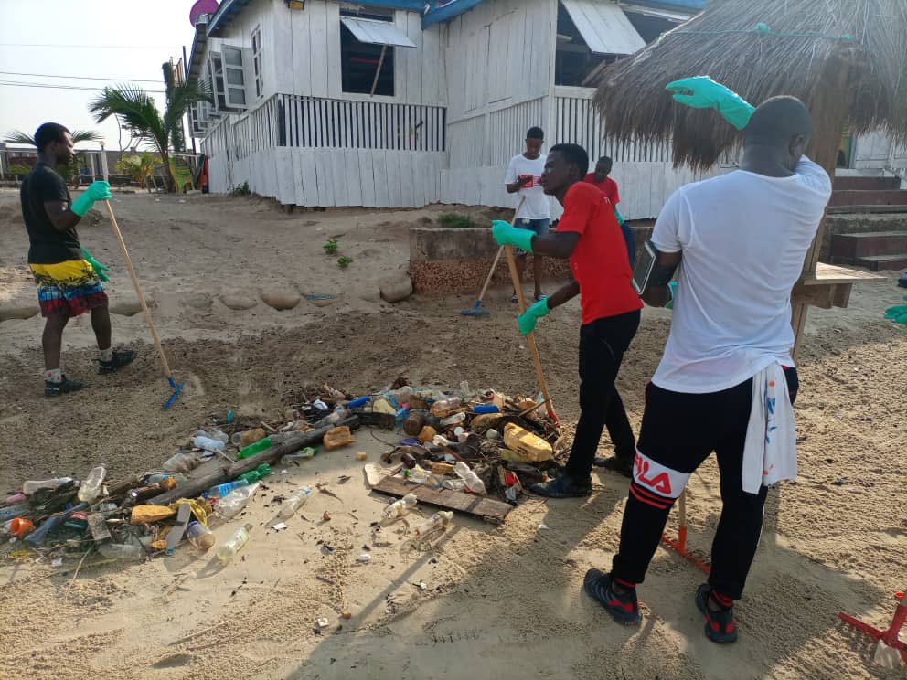 aurafdsl's tweet photo. Our membership in #SierraLeone joined forces with @FCC_Freetown to clean the Lumley beach on Saturday 4th December, 2021. We thank every Comrade of #Auradicals for supporting the process. As citizens, we believe no contribution is too small to make the environment safe and clean. https://t.co/B7bgE6zuNE