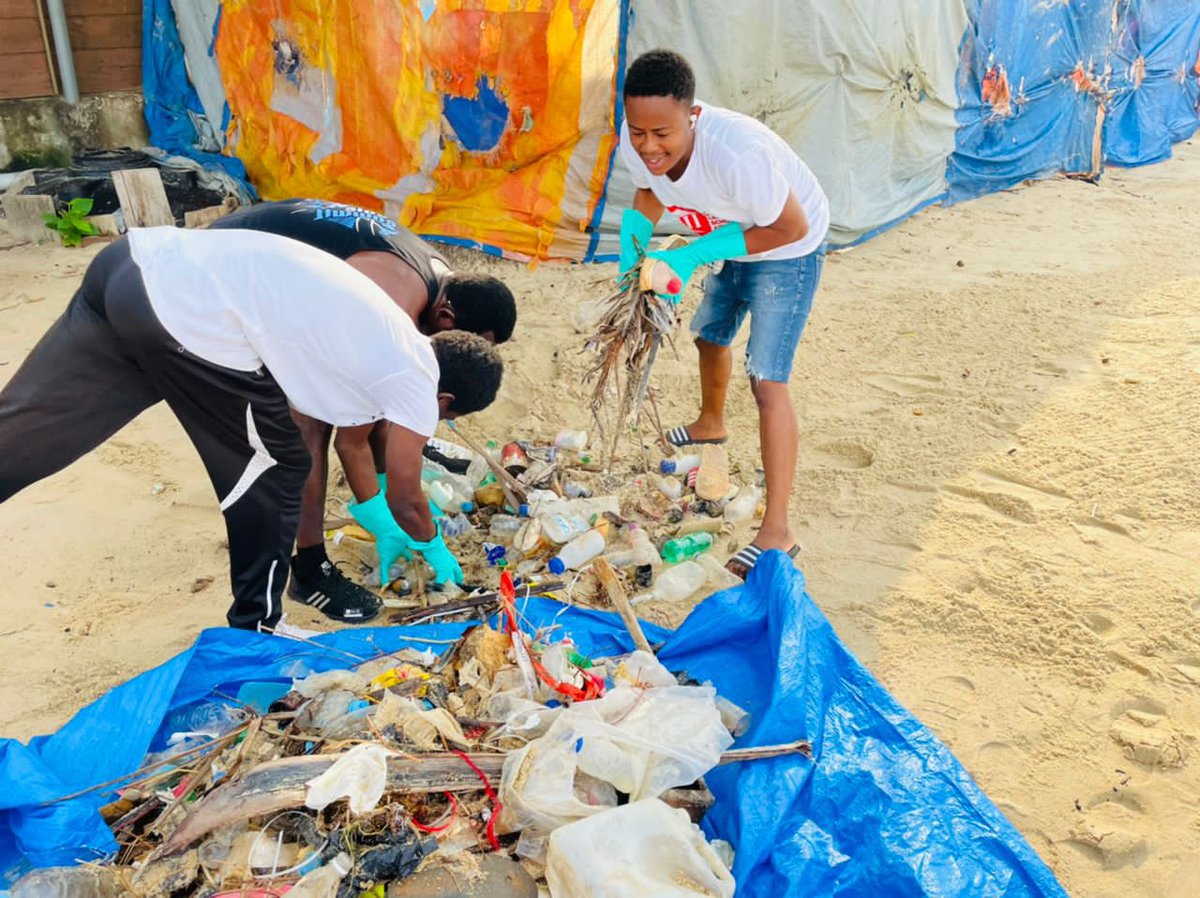 aurafdsl's tweet photo. Our membership in #SierraLeone joined forces with @FCC_Freetown to clean the Lumley beach on Saturday 4th December, 2021. We thank every Comrade of #Auradicals for supporting the process. As citizens, we believe no contribution is too small to make the environment safe and clean. https://t.co/B7bgE6zuNE