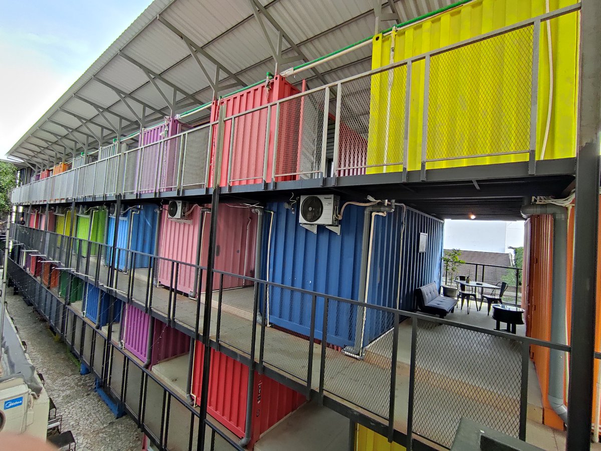 Widino's tweet photo. Dapet lagi pengalaman unik nginep di hotel, kali ini gw tidur di dalam container. Iyaa, bener2 container yang dijadiin kamar hotel wkwkw. 

Bandung tuh ya ada ada aja idenya heran. https://t.co/i7vDwlBAYK