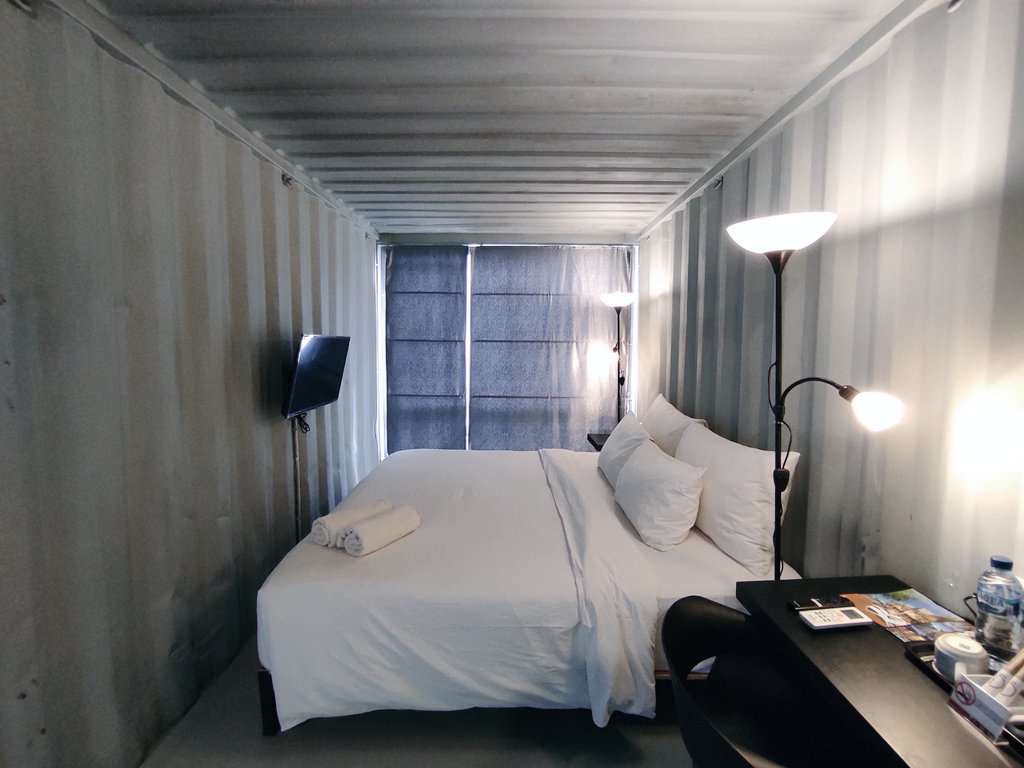 Widino's tweet photo. Dapet lagi pengalaman unik nginep di hotel, kali ini gw tidur di dalam container. Iyaa, bener2 container yang dijadiin kamar hotel wkwkw. 

Bandung tuh ya ada ada aja idenya heran. https://t.co/i7vDwlBAYK