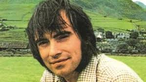 Derbyniwyd y newyddion tu hwnt o drist ddoe fod y Meddyg Carl Clowes wedi marw yn dilyn cyfnod byr o salwch. Estynwn ein cyd ymdeimlad dwysaf i’r teulu cyfan. Bydd gweledigaeth Carl yn byw am byth yn Antur Aelhaearn a’r sefydliadau cyffelyb a sefydlwyd ar draws Cymru ers hynny.