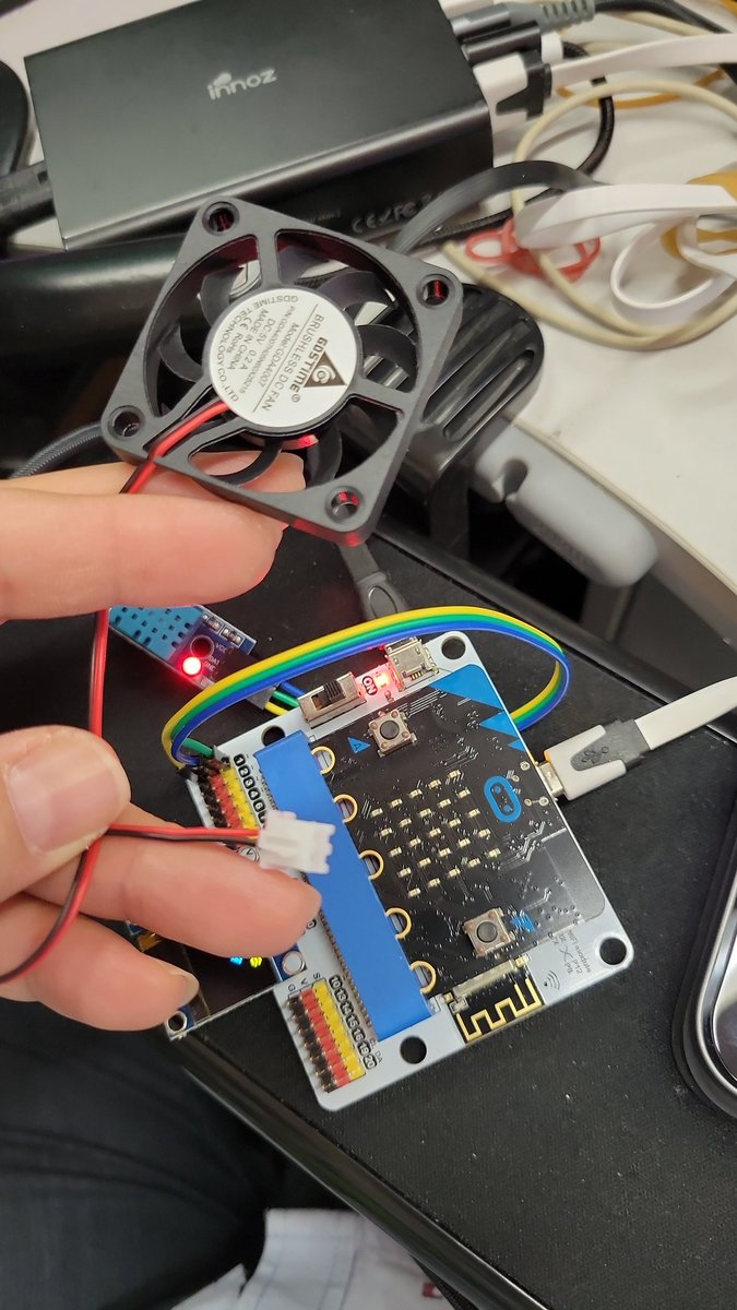 FELIXTWS's tweet photo. Microbit x fan https://t.co/8jzI1LY6Mn
