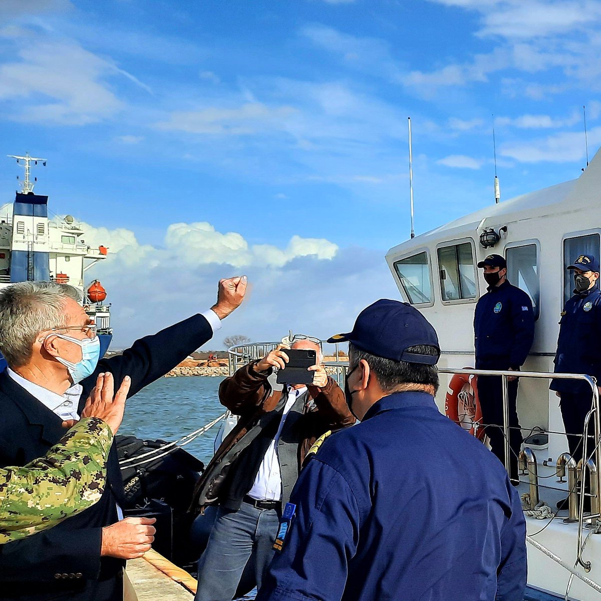 Aktofylakas's tweet photo. During the 03/12 #AtlanticResolve #DVday the @USAmbPyat thanked and congratulated the @HCoastGuard personnel of #Alexandroupoli for the security measures in the port within the #MDCA agreement. #StrongerTogether #WeAreNATO @USArmyEURAF @USEmbassyAthens https://t.co/B2wtIRzUre