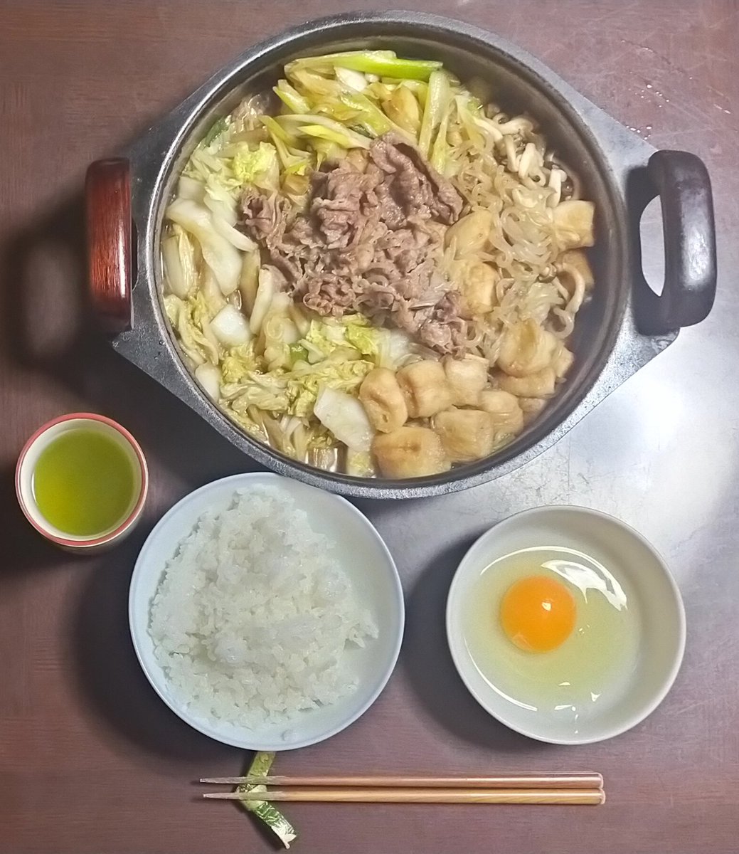 今日の夕食はすき焼きです！何故かネギが凄く美味しかったです！いつも通りの順番で用意したのですが、何故だろう？最後はすき焼きの味がついた卵をご飯にかけて食べて大満足です😄ご馳走さまでした😋🍴🙏🏻