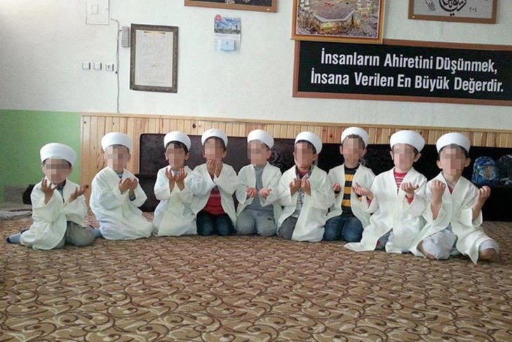 Evrimsel süreçte, hayatta kalma şansını artırmak üzere büyüklerinin söylediği her şeyi doğru kabul etmeye şartlanmış, gerçek ile masalı ayırt etme yetisi olmayan çocuklara kalıcı ve geri dönüşü olmayan bir şekilde beyin hasarı veren din eğitimi açık ve net bir çocuk istismarıdır.