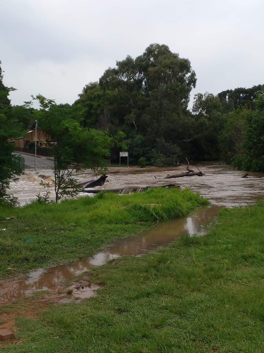 ReenvalIn's tweet photo. Die laagwater bruggie in Heidelberg, Gauteng nie sigbaar nie, die rivier loop kant aan wal 📸 Magteld Janse van Vuuren @afriwx @VoxWeatherZa @JoelGuy_ @sabcnuus @TrafficSA @maroelamedia @zarsg @TrafficSA @SAWeatherServic https://t.co/8ePwiT4Za3