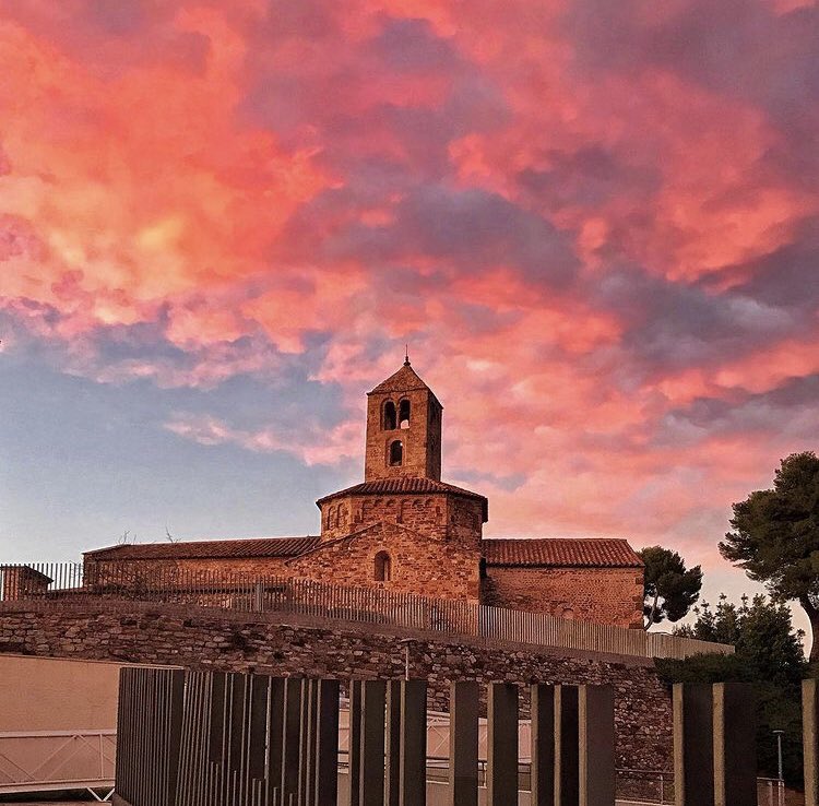 visitaterrassa's tweet photo. #BondiadesdeTerrassa! Avui diumenge us saludem amb aquesta bonica imatge del cel rosat sobre la @SeuEgara ‼️🔝
📸 @jaume_rosset a Instagram
Moltes gràcies‼️ #terrassaturisme https://t.co/atePmIWHUi