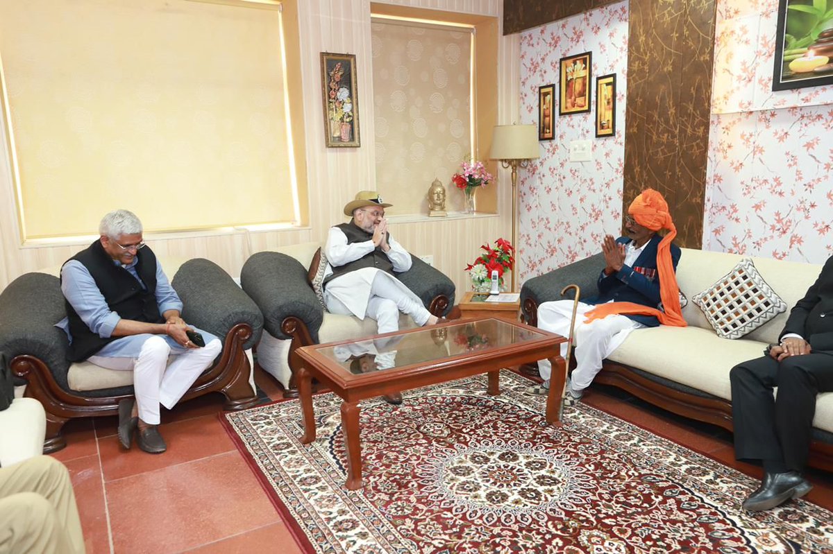 gssjodhpur's tweet photo. आदरणीय गृहमंत्री श्री @AmitShah जी ने जैसलमेर में सीमा सुरक्षा बल के आयोजन के तहत सन 1971 के भारत-पाकिस्तान युद्ध में लौंगेवाला के हीरो कहेजाने वाले श्रीमान भैरो सिंह राठौर जी से आत्मीय मुलाकात की। भैरो सिंह जी बीएसएफ के लीजेंड हैं। 

#BSF
#Rajasthan https://t.co/B487JhTIsi