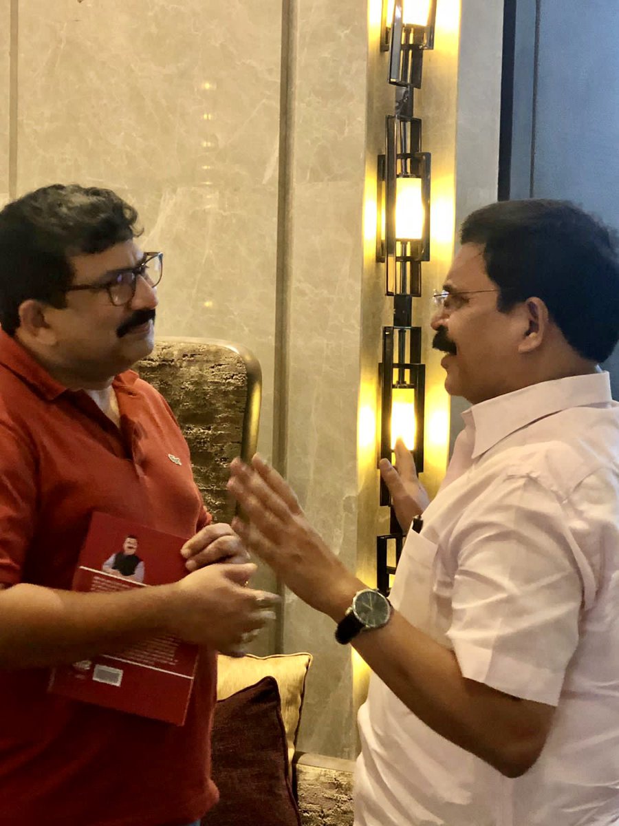 prafful_sarda's tweet photo. Superlative #sunday where @KuchikR sir gifted #Shivsena book to @MaheshMhatre ji ! Long discussion mainly focused on #labour_issues, #farmers & Current political scenario. Also sharing opinion & views on #वारकरी_सम्प्रदाय, #संत_ज्ञानेश्वर आणि चळवळ ! @News18lokmat https://t.co/4p1iCpoLZh