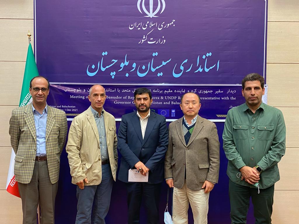 UNDPIran's tweet photo. 1/2 “#Hamoun is our heart & our life.” These words were shared by the local community during our recent mission to Sistan & Baluchestan w/ H.E. Ambassador of @SKoreainTehran. We exchanged views w/ authorities & the local community on effects of climate change & #water management. https://t.co/xXzBkE5k6D