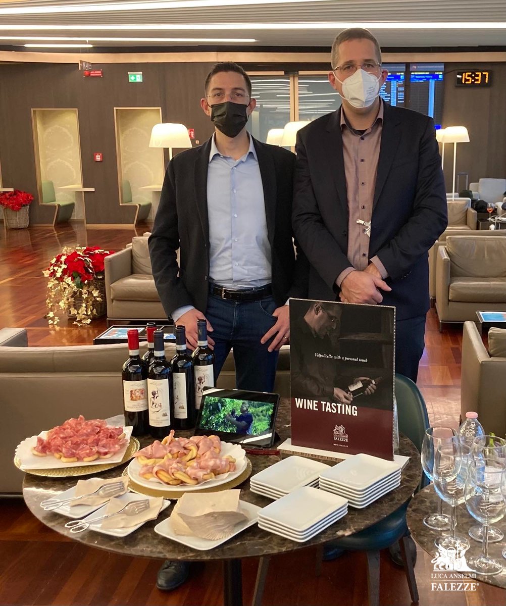 Falezze's tweet photo. 🙏🍷 Desideriamo ringraziare SAVE S.p.A per l’opportunità di far degustare i nostri pluripremiati vini Amarone della Valpolicella DOCG 2015 e Valpolicella Ripasso Superiore DOC 2015 presso la Sala VIP dell’Aeroporto Marco Polo di Venezia.
🏆 FALEZZE - Luca Anselmi
#Falezze https://t.co/foQuWCMLDg