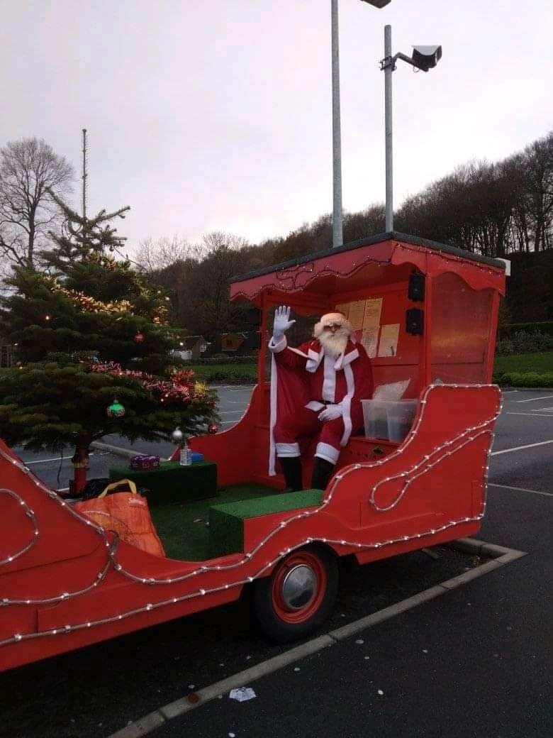 HolmeLions's tweet photo. Santa has arrived in Holme Valley! Come and see him at #Aldi this morning and #HadeEdge this afternoon! Ho Ho Ho! https://t.co/EuNIZGuY49