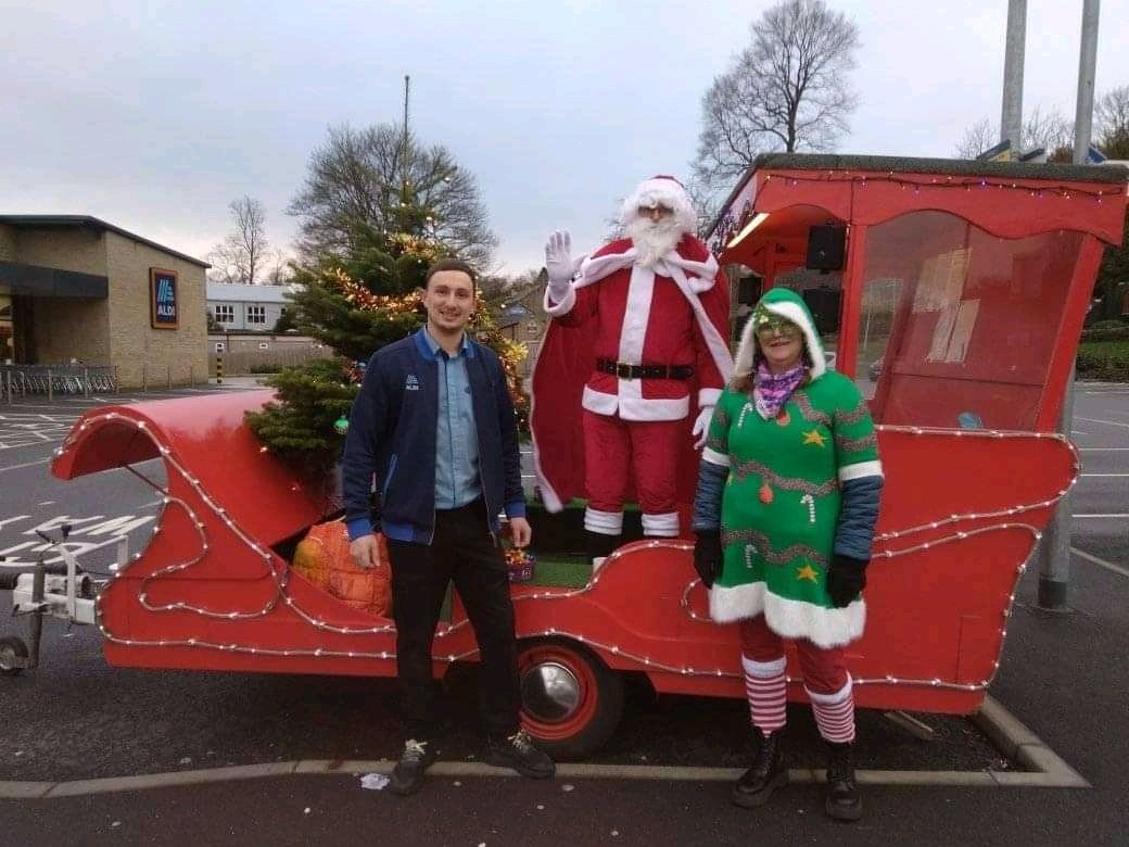 HolmeLions's tweet photo. Santa has arrived in Holme Valley! Come and see him at #Aldi this morning and #HadeEdge this afternoon! Ho Ho Ho! https://t.co/EuNIZGuY49