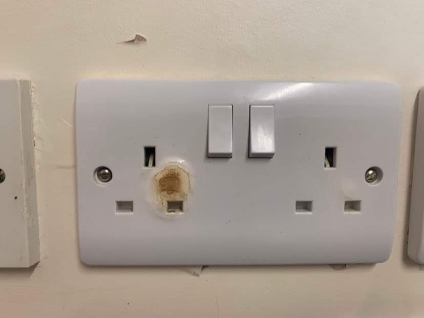 WirePat's tweet photo. #ShockingSunday! 🙈
YES - we do see plugs and sockets like this, which could ultimately cause electric shocks and fire! Please get your electrical portable appliances tested 🔌
visit 👉 https://t.co/hpA4t0mMUN for more details. https://t.co/tnXlay5fYD
