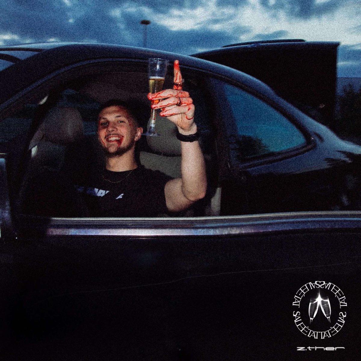 super8exp's tweet photo. Avec "Sale État", Zther livre un 1er projet plus que réussi, qui met parfaitement en lumière son immense potentiel ! 🥂

Alors un conseil : retenez-bien son blaze, c'est le début d'une grande ascension ! https://t.co/zGCa9FwSK7