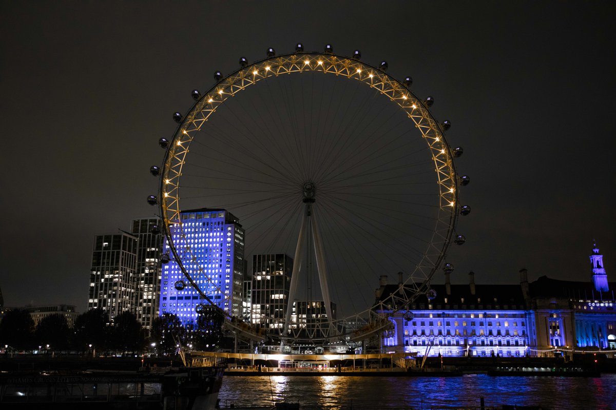TheLondonEye's tweet image. We’re celebrating the Jewish festival of Chanukah with a special light-up this eve. A bespoke design will show nine golden lights representing the candles of the menorah – the last of which will be lit for the final night this eve. We wish all our Jewish friends a #HappyChanukah