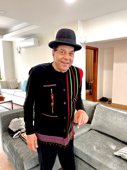 Riteshmohindraa's tweet photo. Dharmander in Naga Jacket.
Calls India an All-rounder.
#thesummernews #Dharmander #Bollywood #Nagaland https://t.co/yNZwgaEp7R