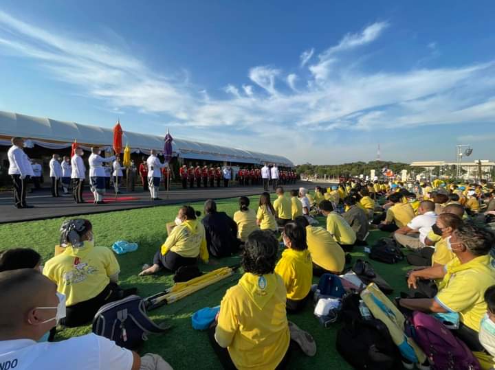 Ywong06746368's tweet photo. #whatishappeninginthailand
บรรยากาศ 5 นาที ก่อนที่ 
ในหลวง-พระราชินี 
เสด็จสนามม้านางเลิ้ง 💛💜 https://t.co/2G18yTlXB0