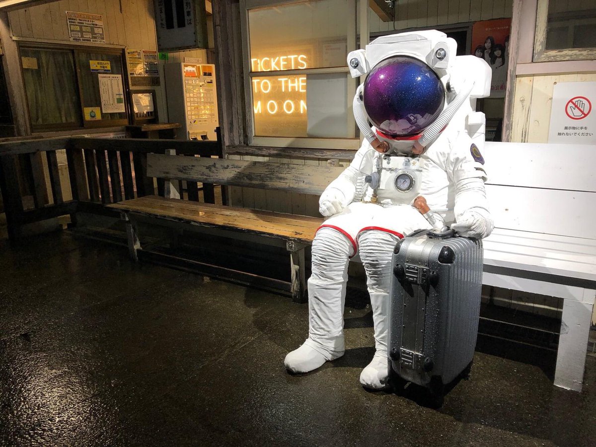 WakanaKONO's tweet photo. いちはらアートミックスでロシアの作家レオニート・チシコフの宇宙飛行士が人気ですが、そのかわいさの秘密は、ややうつむき加減の姿勢にあるのかなと思っています。リラックマの姿勢にもそっくり。
チシコフの宇宙飛行士は、小湊鐵道のホームのベンチで皆様をお待ちしています。12/26まで。 https://t.co/vY4DTXAaqb