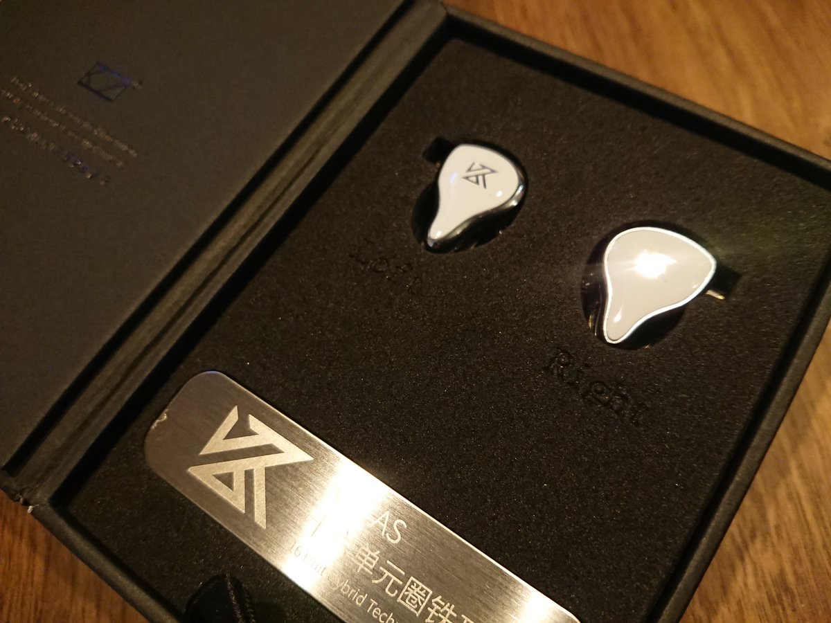 yuno_pon_'s tweet photo. KZ ZAS … ZAXのデキの良さに惚れ惚れして〜ついつい(´>∀<｀)ゝ)) ←
低音の量が増えて〜とはいえ中高音の余韻感は残しつつバランスとってる感じ〜
気分によって使いわけたいな〜♪

 #KnowledgeZenith 
 #KZ https://t.co/D7S1ycqM4n