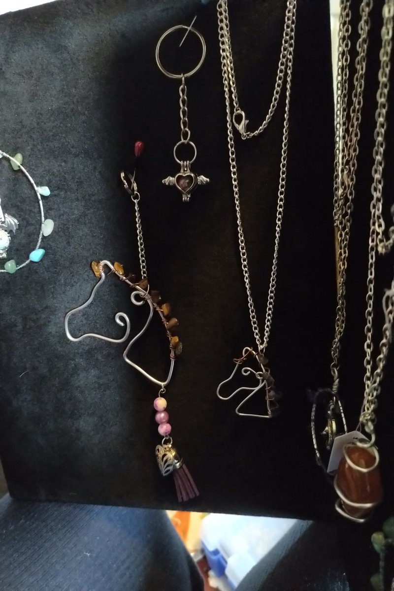 BusyBeesTweets's tweet photo. When you know that today's stall is going to have lots of horsey people and you wake up with a fantastic idea and immediately kick yourself for not having it earlier :/
#horsegifts #wirebending #wirewrap https://t.co/cUEx9MKrOY