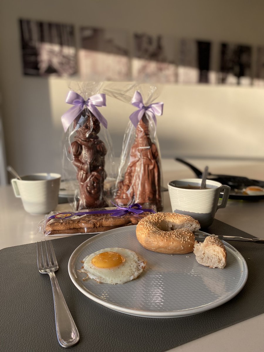 webscreen_be's tweet photo. There's nothing like chocolate and sweets that spontaneously put a smile on your face! Let’s have chocolate for breakfast, lunch and dinner …. What a treat, thanks M2Q 🍫🍊🥕 https://t.co/nvAOEgYKH6