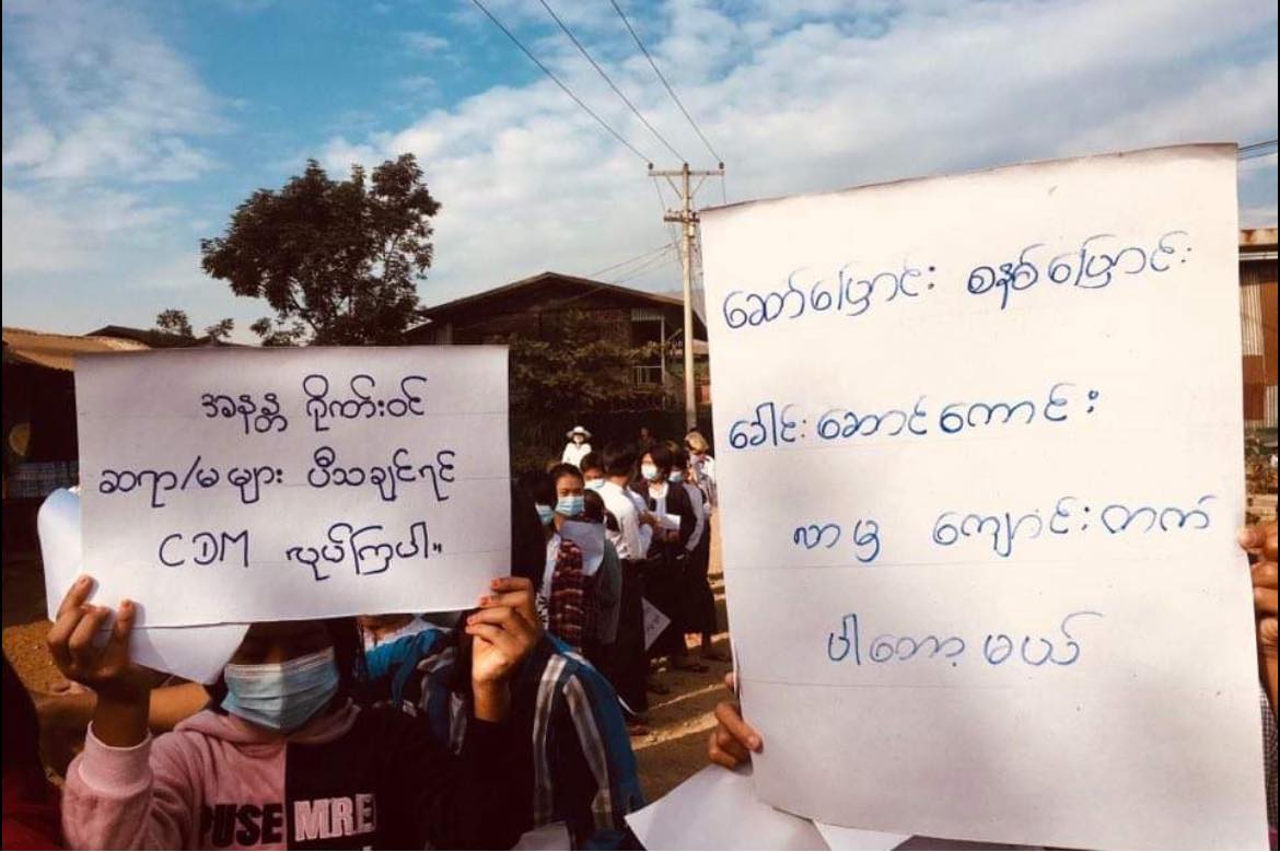 Myanmar_Now_Eng's tweet photo. About 400 students protested against Myanmar's military junta in Hpakant, Kachin, today (Dec 5) and denounced what they called "the military slavery education system".

Photos: CJ

#WhatsHappeningInMyanmar https://t.co/TLHhA5gPWa