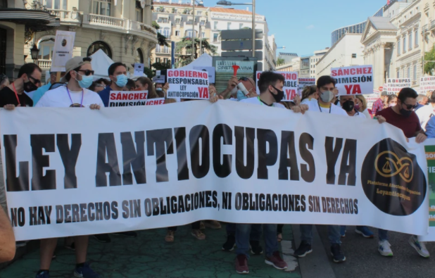 Jomaca18's tweet photo. Entre los okupas abunda la gentuza q acaba con la seguridad, tranquilidad, limpieza y civismo en los barrios. La gente se harta, pero poco puede hacer frente a la muralla legal que defiende a esa purria, salvo liberar su rabia con ruido. #leyantiocupas YAA https://t.co/8eSvssKSO9
