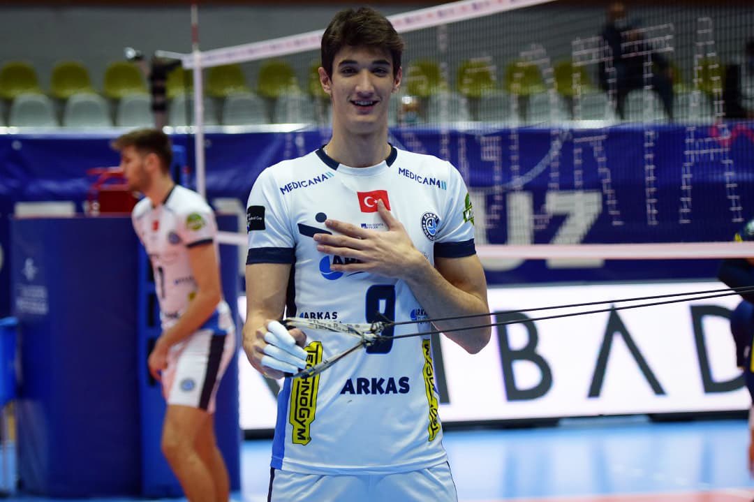 elifnaazozdemir's tweet photo. Arkas-Fenerbahçe karşılaşmasını kaçırmayın derim! Çok başa baş giden bir mücadele izliyoruz şuana kadar! 🏐

#ARKFB #Arkas #Fenerbahçe #EfelerLigi @efemandiraci https://t.co/9u0ZnZD9dT