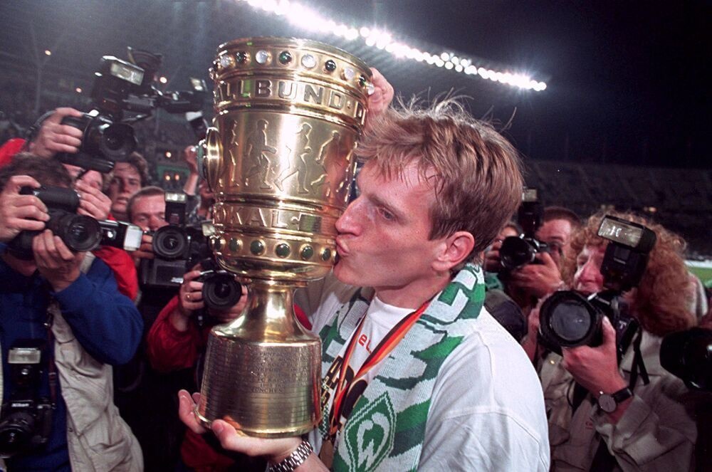 RetroSVW's tweet photo. Wir werden die schönsten Fotos unserer glorreichen Geschichte teilen! Sie können Retweet an Support senden. #Werder 💚🤍 https://t.co/y35MnIEMfj