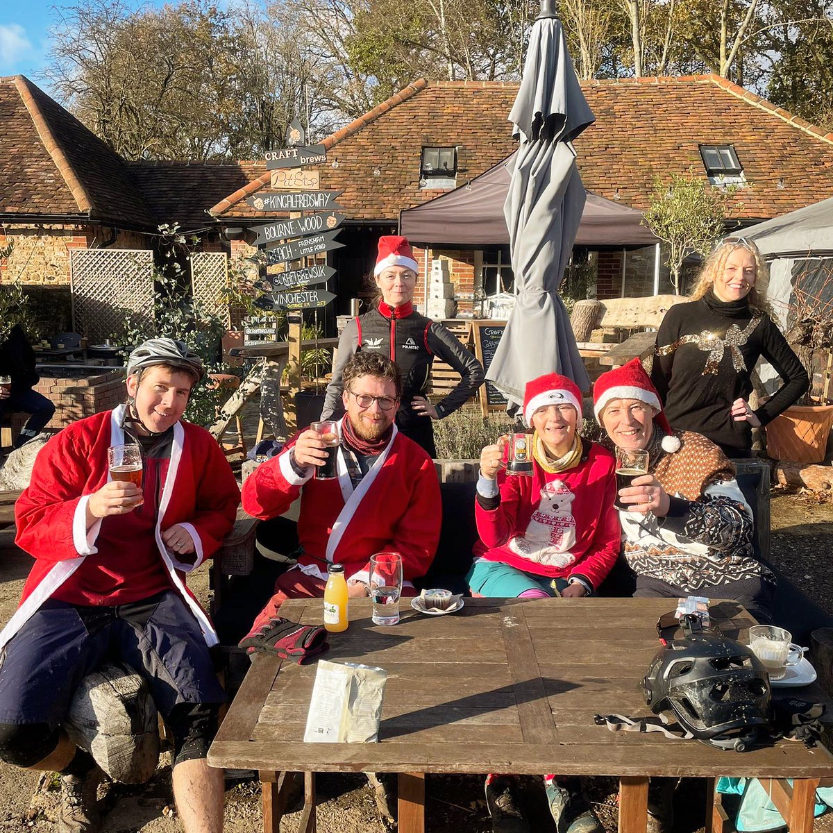 #Glorious weekend @ the Brewery ☀️ with our first #Santas 🤶🎅 of the season &amp; the additional highlight to meet the #KingAlfredsWay #Creators 💙
Thanks to <a href="/WeAreCyclingUK/">Cycling UK</a> 👏
Cheers 🍻 
#CraftBrewsUK #Frensham
#CyclingUK #Farnham #Surrey #Cycling #CaskAle #MicroBrewery #Taproom