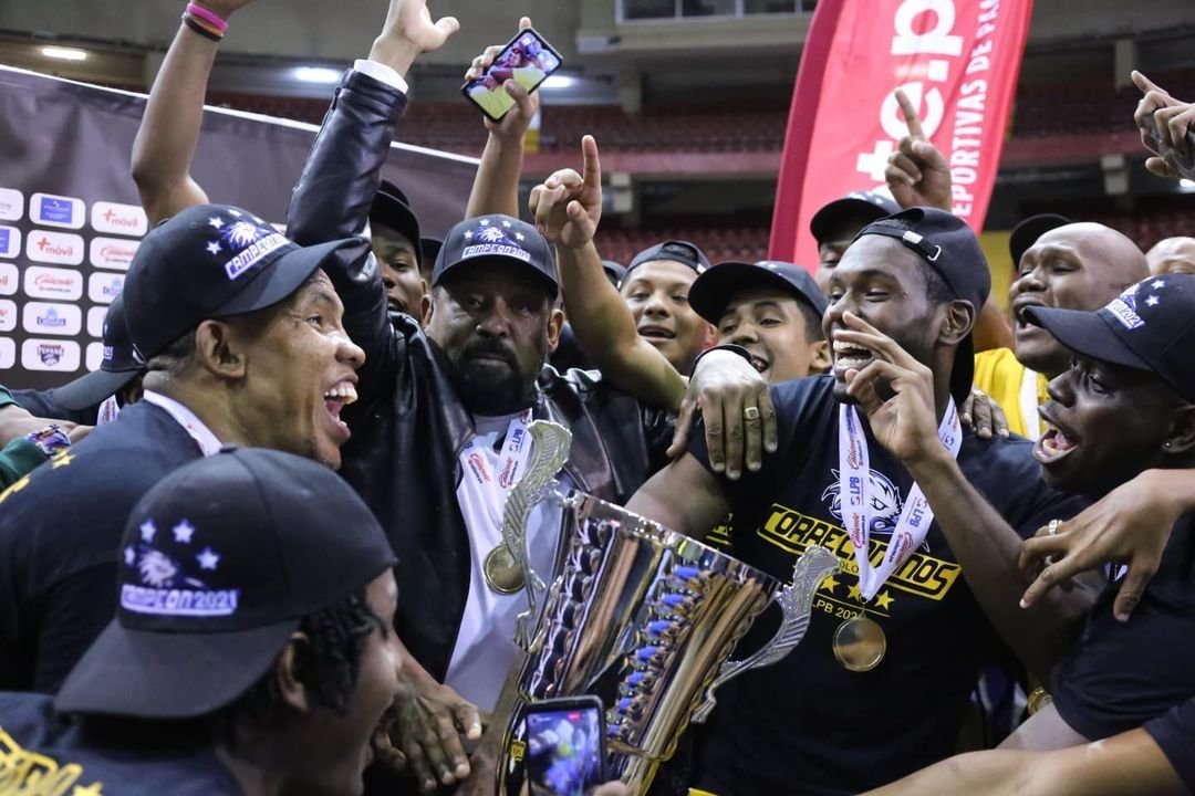baloncestero's tweet photo. #LPBPanama
Correcaminos de Colón barrió en la final y es el campeón de la @LPBPanama 2021
https://t.co/AQLgQxBlr0 https://t.co/eJAIUs1fwz