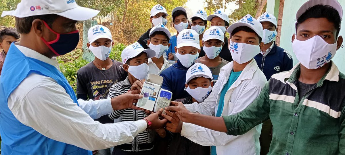 Whats the smartest investment? If you ask Lalit Lokwani (a CR station working in remotes of Lalitpur #UttarPradesh) answer is- adolescents agency! Aakaar groups getting #radio sets🤝 <a href="/UNICEF/">UNICEF</a> <a href="/CMOfficeUP/">CM Office, GoUP</a> <a href="/ShishirGoUP/">Shishir🇮🇳</a> <a href="/shishir_sheth/">shishir sheth</a> <a href="/sidbshrestha/">Sid Shrestha</a> <a href="/SBCCalliance/">SBCCalliance</a> <a href="/MIB_India/">Ministry of Information and Broadcasting</a> <a href="/DEFindia/">DEFindia</a>