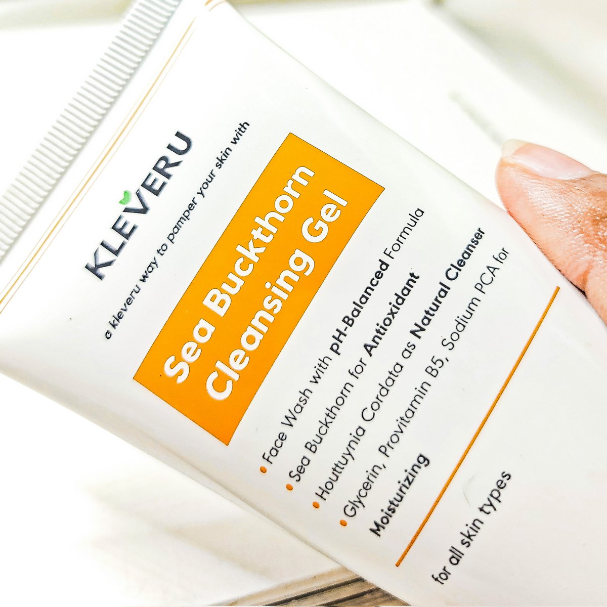 hironoic's tweet photo. aku paling suka kalo udah nemu face wash yg gentle dan nyaman di kulit gini dehヾ(･ω･｡)ｼ 

♡ Sea Buckthorn Cleansing Gel by @KleveruOfficial ♡

second cleanser yg memiliki pH balance 5.5 bagus untuk skin barrier!!!<3

#racuninskincare #reviewskincare https://t.co/bfT8F7vb8j