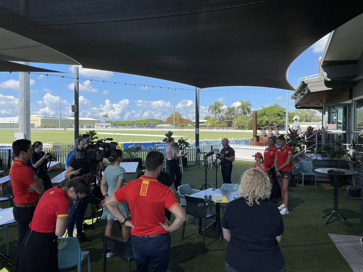 Tommyb05's tweet photo. Massive week for @GoldCoastSUNS AFLW Team ahead of the 2022 season. Official Guernsey presentation by the inspirational #moveforlex, new leadership group and a Round 1 fixture at Great Barrier Reef Arena, Mackay!!! https://t.co/6iGUX6mS1F