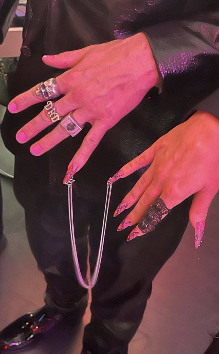 ticketstocolson's tweet photo. If we aren’t going to attach ourselves to each other by our pinky nails like Machine Gun Kelly and Megan Fox, then I don’t want it 😤 https://t.co/WsG3SwTxMC