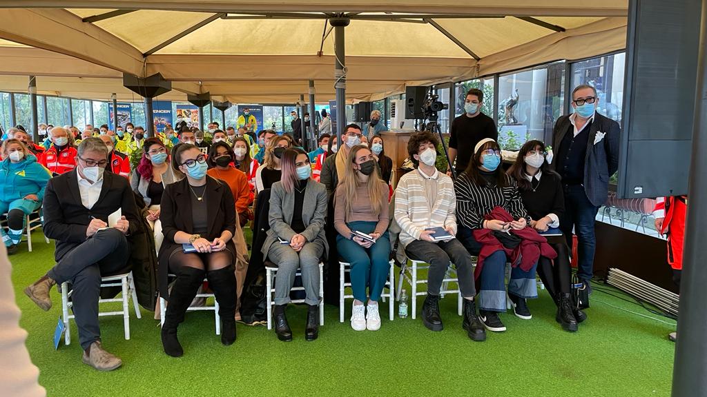 spencer_ems's tweet photo. #TheForceofWill. Studenti in attesa della premiazione del contest grafico ideato da #Spencer_ems e #IED Firenze insieme ai tanti volontari protagonisti dell'emergenza #Covid19, #giornatamondialevolontariato 
@Anpasnazionale @crocerossa @misericordie1 https://t.co/axW6SR7sfg