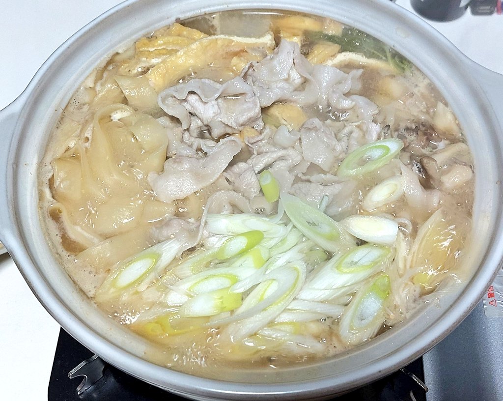 今夜は旦那の故郷の名物『おっきりこみ』✨
初めて作るからお鍋にしてみた‼️

名古屋の『きしめん』に似てるかな❤️ 