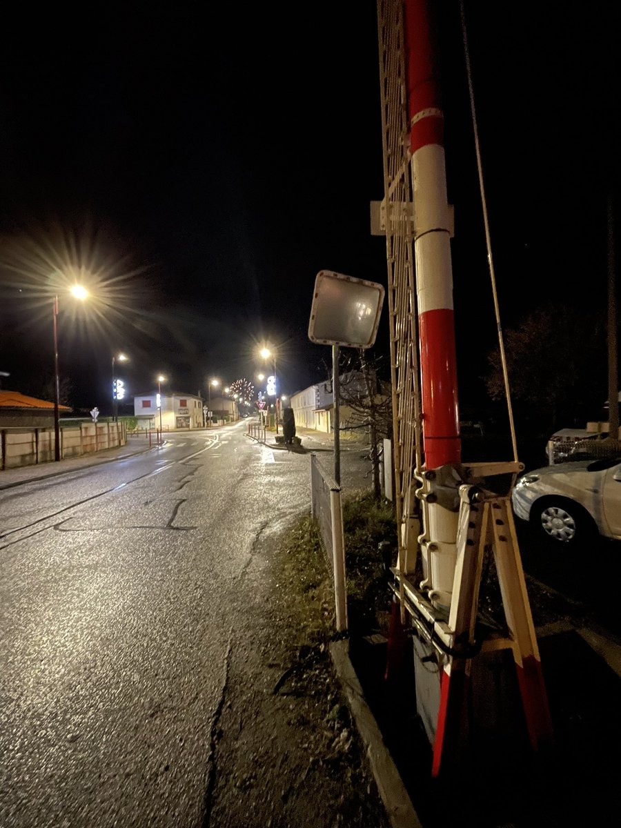 Pour la sécurité de vos voyages, c’était une quinzaine d’agents qui étaient sur le pont pour installer et mettre en service un nouveau signal en relation avec le PN manuel cette nuit. Nouveau signal = nouveaux enclenchements ⚙️ 

#CalendrierDeLavent de <a href="/LaTeamTrain/">La Team Train</a> 
#J5