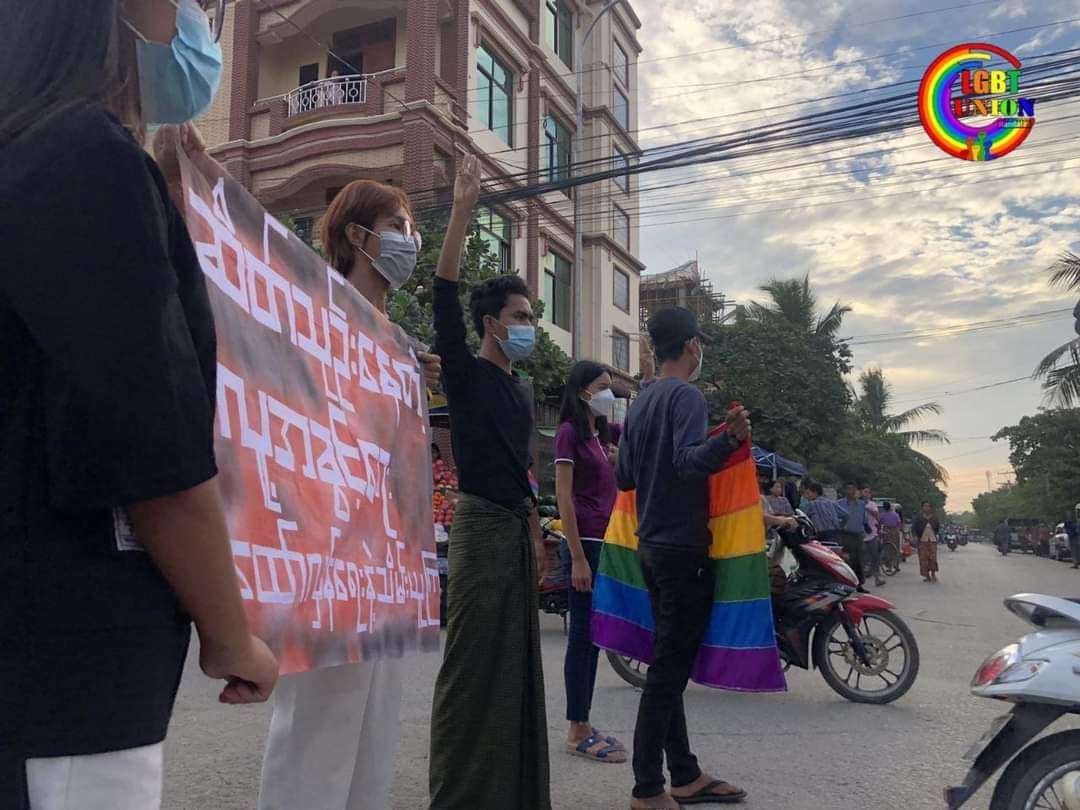 Chanapai247's tweet photo. At a random bazaar in #Mandalay , LGBTQIA family held anti-coup boycott today .
#HelpMyanmarIDPs 
#Dec5Coup 
#WhatsHappeningInMyanmar https://t.co/PwmNsV1gLx