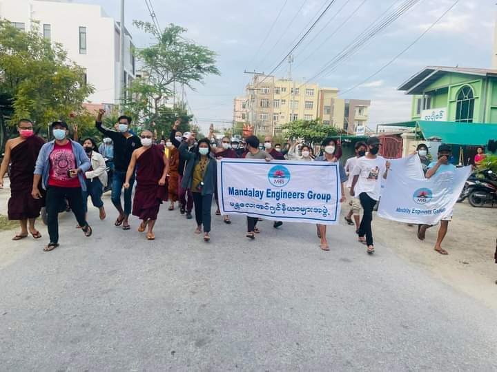 LeeDam_3's tweet photo. Engineers from #Mandalay took to the streets on Sunday to show solidarity with the people of #Yangon against the military regime. 
#HelpMyanmarIDPs
#Dec5Coup 
#WhatsHappeningInMyanmar https://t.co/hXO6PuLI9l