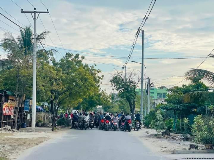 LeeDam_3's tweet photo. Engineers from #Mandalay took to the streets on Sunday to show solidarity with the people of #Yangon against the military regime. 
#HelpMyanmarIDPs
#Dec5Coup 
#WhatsHappeningInMyanmar https://t.co/hXO6PuLI9l