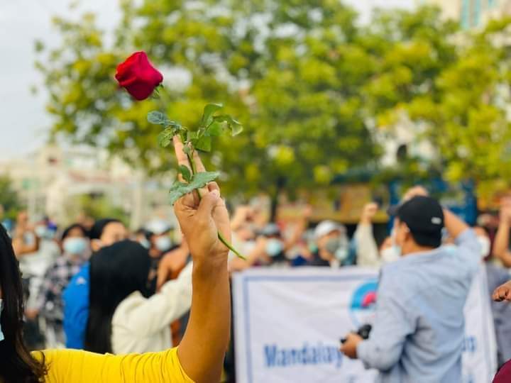 LeeDam_3's tweet photo. Engineers from #Mandalay took to the streets on Sunday to show solidarity with the people of #Yangon against the military regime. 
#HelpMyanmarIDPs
#Dec5Coup 
#WhatsHappeningInMyanmar https://t.co/hXO6PuLI9l