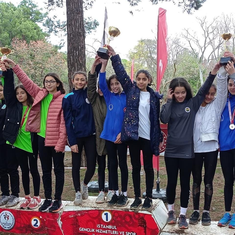 İstanbul'da yapılan Bölgesel ve Kulüpler Kros ligi 2.kademe yarışlarında; Cemre Albayrak ferdi 2nci, Mehmet Can Kapagan 3ncü, Berat Yıldız 4ncü oldu. Ayrıca 19 Aralık'ta Bursa'da yapılacak olan  kros  yarı final yarışmasına 5 takımla ilimizi temsil etmenin mutluluğunu yaşıyoruz.