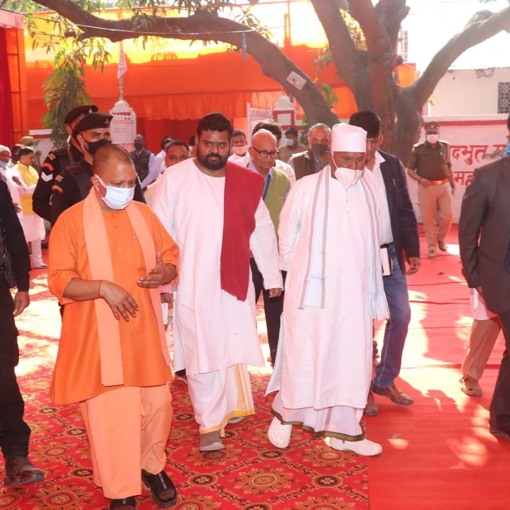 Vihangam_Yoga's tweet photo. विहंगम योग संत समाज के 98 वार्षिकोत्सव की तैयारी की अगली कड़ी में आज उत्तरप्रदेश के यशस्वी मुख्यमंत्री योगी श्री आदित्यनाथ जी का विश्व के अद्वितीय साधनाकेन्द्र "स्वर्वेद महामंदिर धाम" पर आगमन हुआ। https://t.co/iBMN3igcim