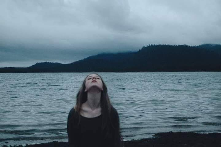 "ما حيلتي والشَّوقُ يَفتِكُ بالحَشا
إنّ الفِراقَ على الفُؤادِ شَديـــدُ"💔

#راقت