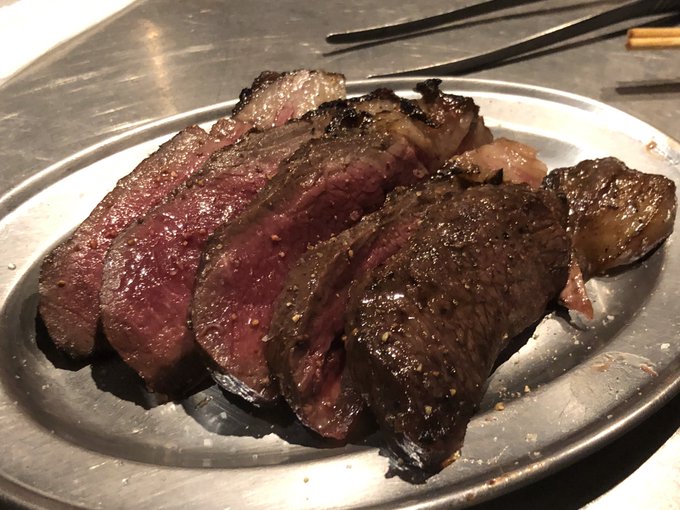 蝦夷ジカロース!ザ・ジビエという味わい。薬味のホースラディッシュが良く合う 