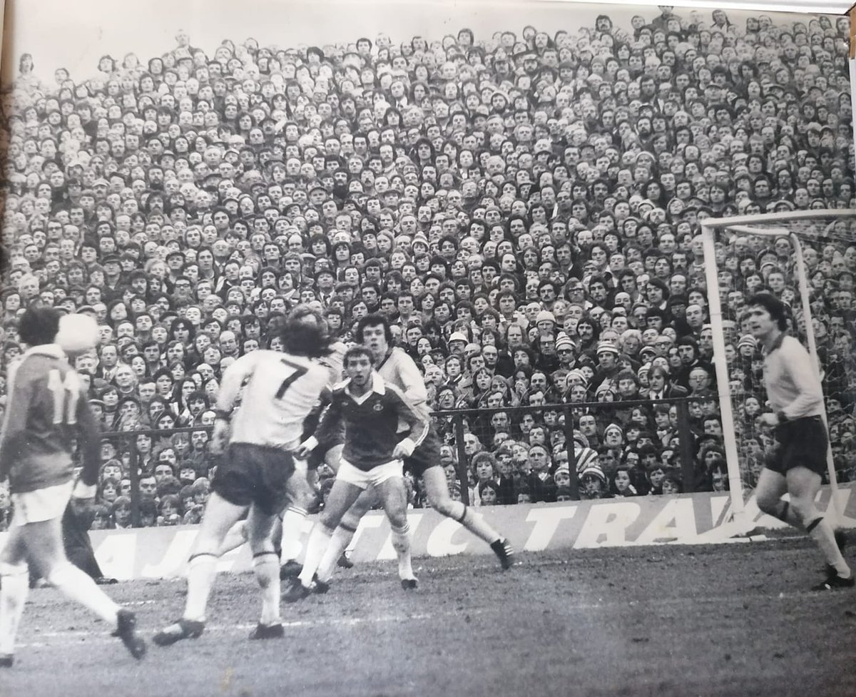 WrexhamafcW's tweet image. Wrexham v Arsenal 1978 with an estimated 10,000+ fans packed onto the Kop