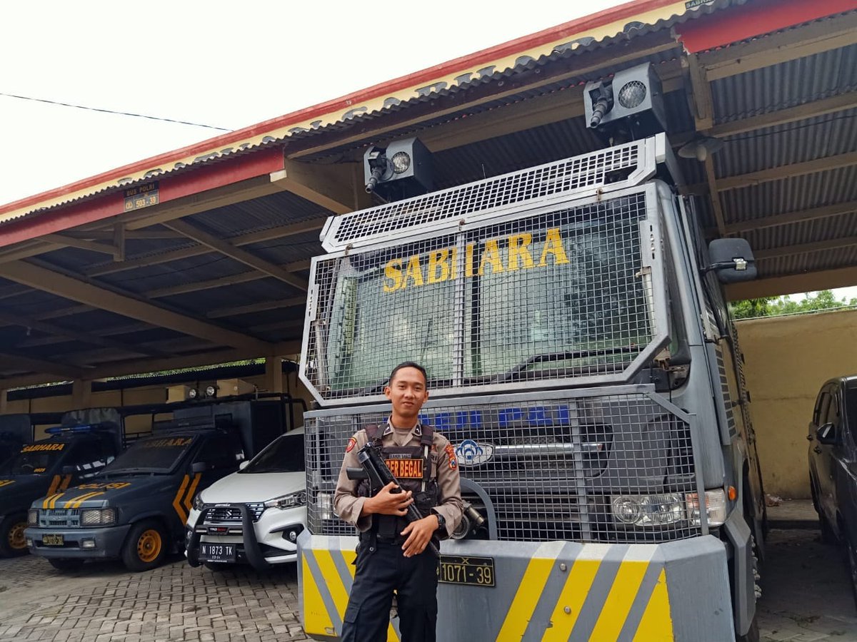 mawakresna's tweet photo. Bayangin, polisi bajingan kayak Randy dipersejatai macam ini. Perkosa pacar dan paksa gugurin kehamilan aja tega, apalagi cuma gebukin dan ngedor kepalamu. https://t.co/YE0y0hR9PW